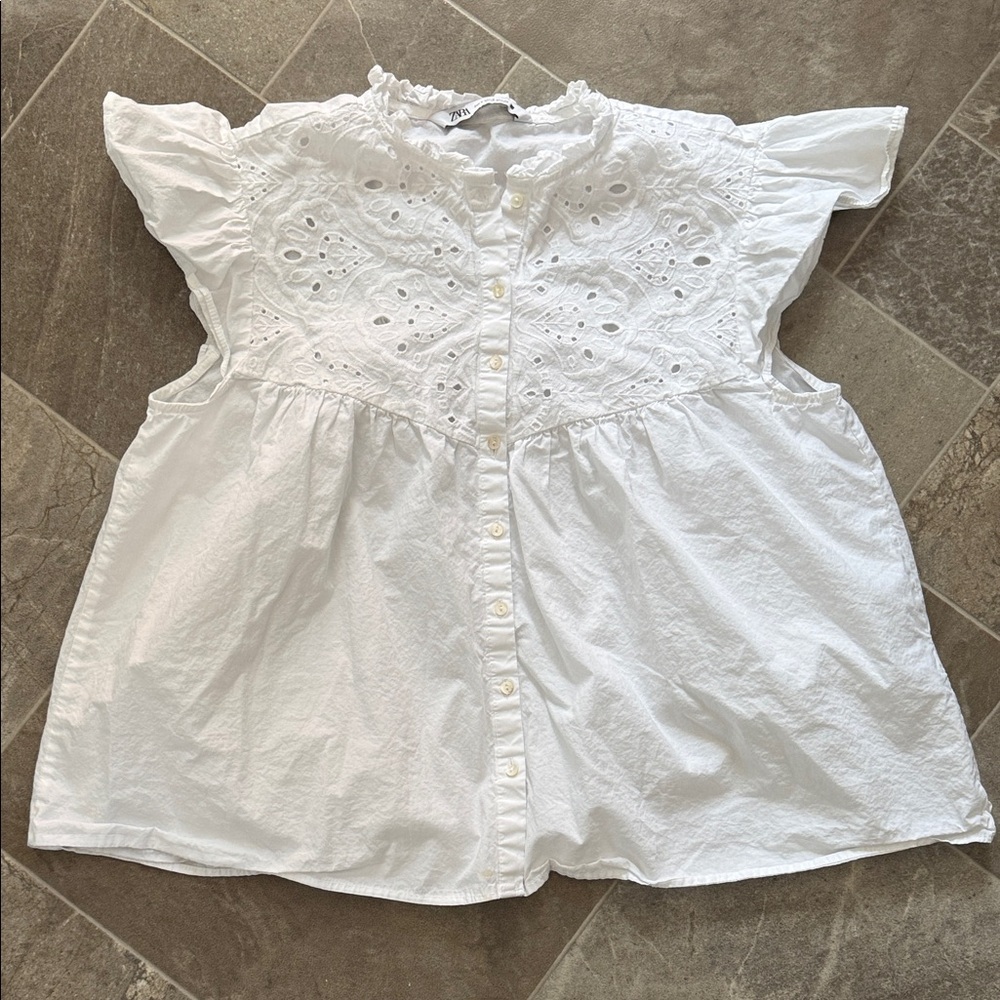 Zara White Eyelet ruffle sleeveless sleevesButton-Up Blouse small